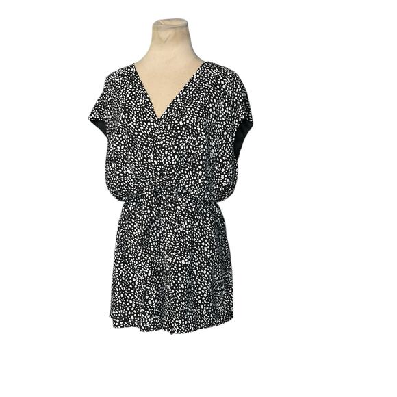 She Sky black white print cap sleeves front bow romper size Large - Picture 10 of 15